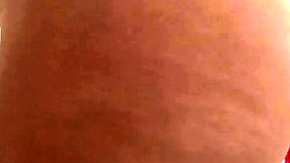 Uma voyeur observa uma mulher com corpo perfeito a tomar