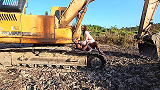 Irresponsible Operator Abandons Work to Engage in Transactions Inside a Machine During Working Hours