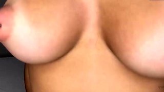 Julie Oliver se masturbando e fumando em uma cena quente e