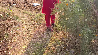 Mature Indian Wife Blowjob Kissing Scenes and Boobs Press Outdoor