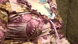 Fat chick suck a glass dildo before inserting it in her pussy
